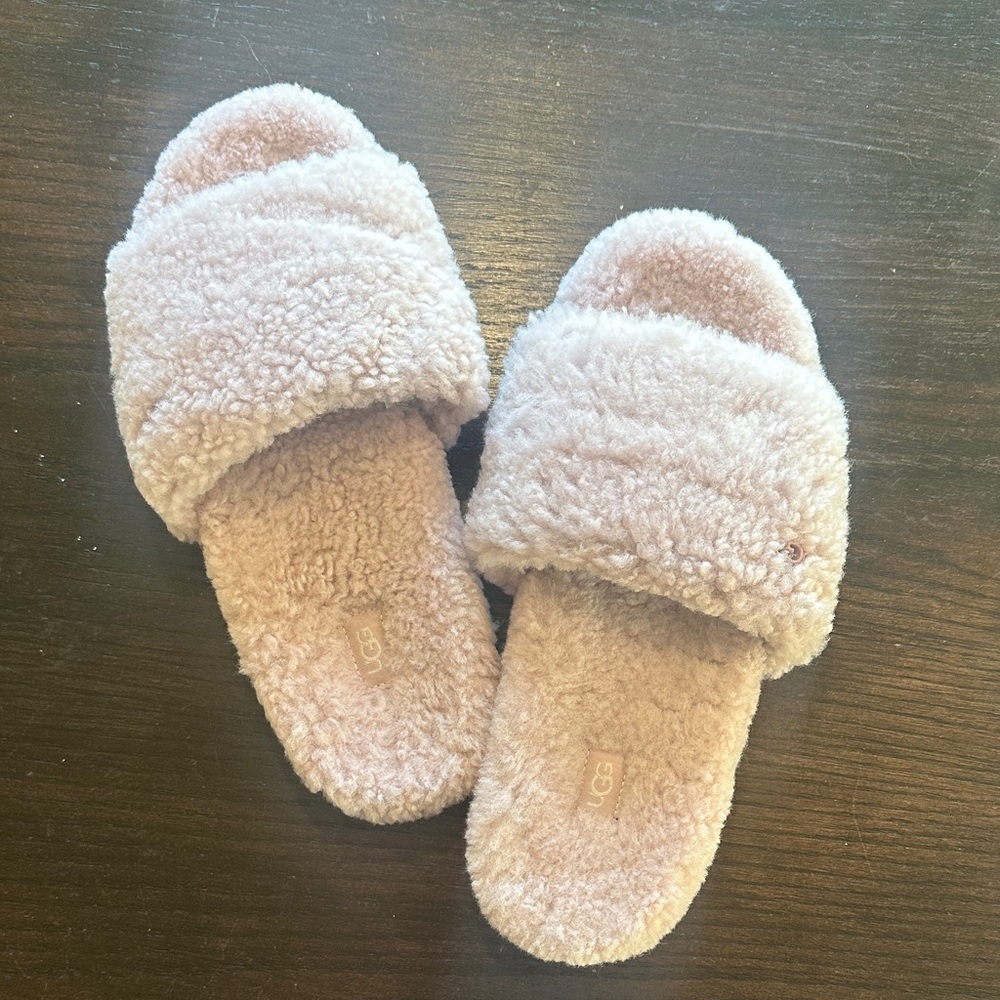 NWOT - UGG Women's Fluffy Slippers in Light Pink